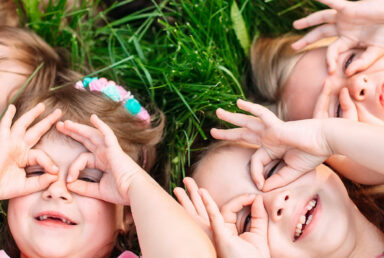 Jeunes enfants jouant dans l'herbe