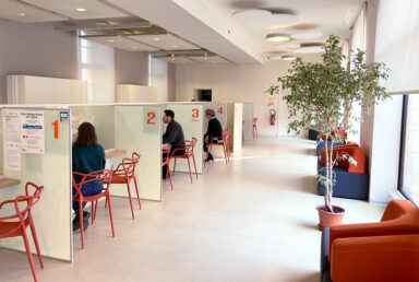 Personnes au guichet unique de la mairie de Vendôme