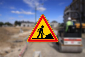 Panneau travaux devant photo de chantier